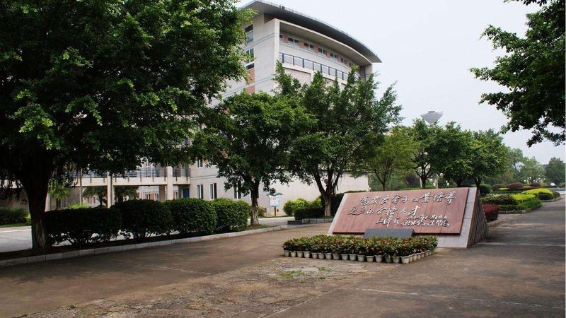 热继电器与过载继电器：性能差异与适用场景解析