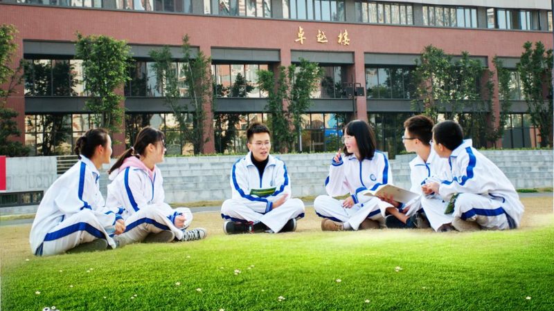 小型电子科技公司加盟，揭秘加盟价格背后的考量**
